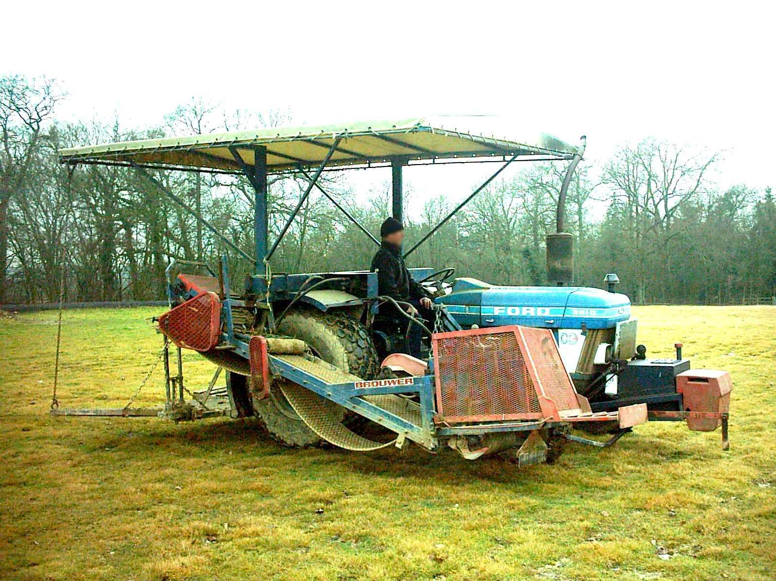 Brouwer Turf Harvester 3610 ford with a 1500 Brouwer lifter fitted